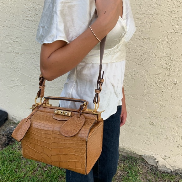 (17) GUCCI 80s Trunk Croc - Picture 4 of 16